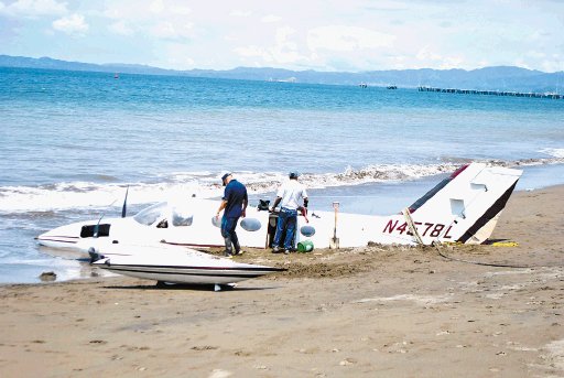  Maniobra de piloto los salvó de morir. La aeronave fue revisada ayer por expertos de Aviación Civil. La arena y el agua de mar la inundó. Andrés Garita.
