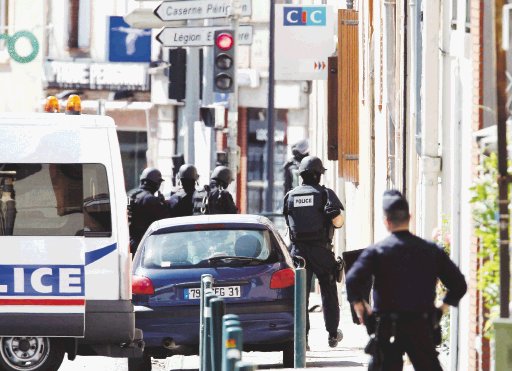  Detienen a asaltante de un banco en Francia. La hermana del secuestrador dijo que él tiene “rabia y miedo al mundo exterior”. EFE.