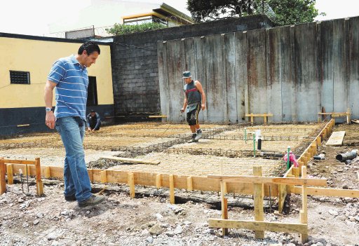  El “Gallo” constructor. Ricardo está ayudando en la construcción de las oficinas del estadio Labrador.Rafael Pacheco.