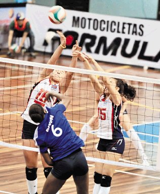  Tricolor impuso sus condiciones. María Fernanda Conejo (18) y Marcela Araya (15), superan en la net, a la hondureña Karla Dixon (6). Meylin Aguilera.