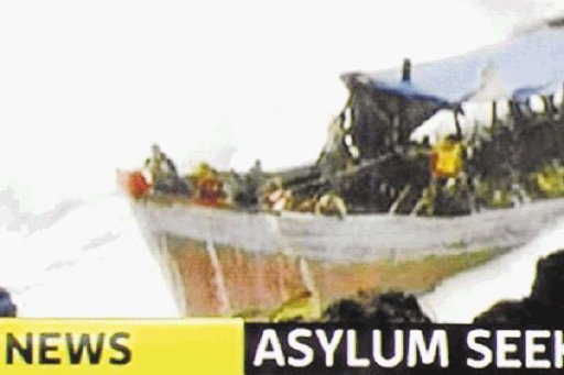  Al menos 75 mueren en naufragio. 40 permanecían sobre el bote que se hundía. INternet.