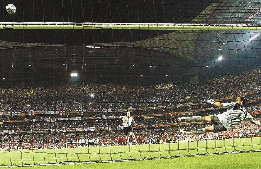  Maldición en penales. En la Euro del 2004, Beckham, falló un penal ante Portugal.