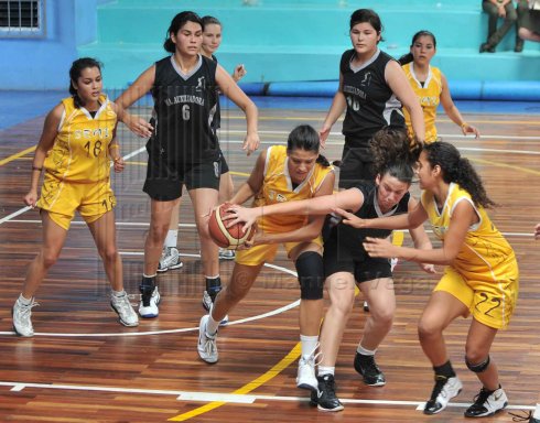 Chicas del Seminario campeonas del baloncesto femenino. Las campeonas (de amarillo) derrotaron al María Auxiliadora 54 - 60. Manuel Vega.