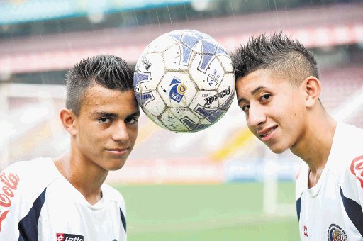  De aquí salen nuevas promesas. Randall Leal y Marvin Loría, ambos de 15 años, reforzarán a la Selección de Costa Rica U-17 en esta Copa Saprissa.C. Borbón.