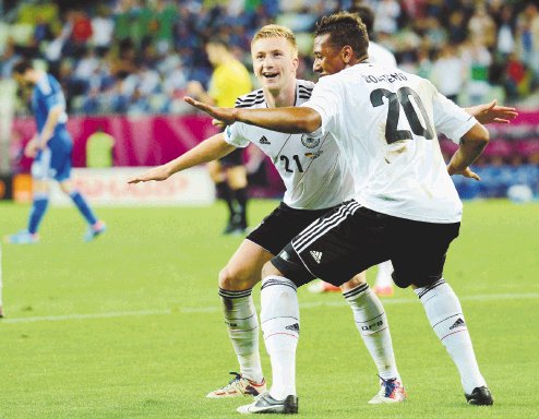  Cuatro... ¡Y con Gómez afuera!. Reus marcó en su debut y celebró con Boateng. Alemania ganó con algunos suplentes en ofensiva. AFP.