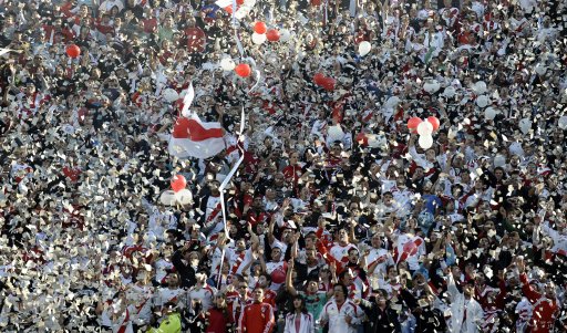 Hinchas de River desatan festejo callejero en Buenos Aires tras ascenso. La afición eufórica tras el pase a Primera. AFP. 