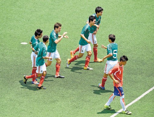  Quiere ser como Chicharito. Díaz (tercero de izquierda a derecha) recibe el saludo de sus compañeros tras su gol ante la Tricolor.Rafael Pacheco.