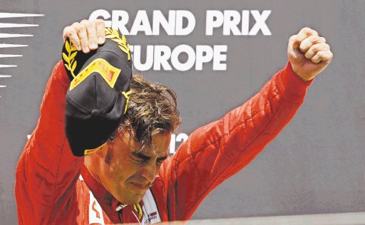  Espectacular remontada de Alonso. “Es quizás la victoria más bonita de mi carrera”, dijo Alonso, muy emocionado.EFE.