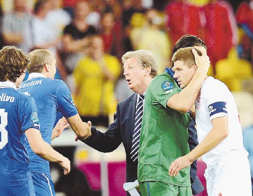  Ingleses creen que fue cruel. Steven Gerrard recibe el abrazo de Gianluigi Buffon.EFE.