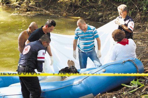 Tragedia en la poza de los ahogados. Rescatistas recuperaron el cuerpo. Reiner Montero.