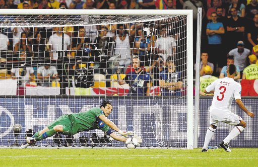  Maldición persigue a los ingleses. Ashley Cole observa como Buffon detiene el penal.EFE.