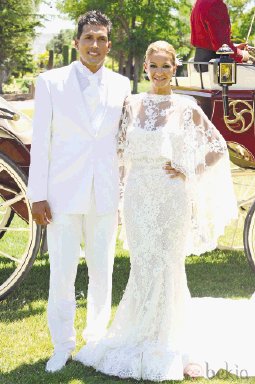  Garay al fin se casó. La pareja lució trajes completamente blancos durante la ceremonia y la recepción.
