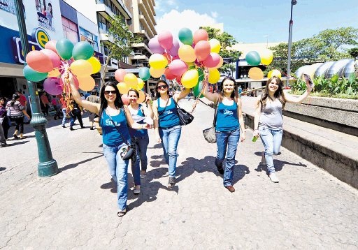 Ticas apoyaron a Alejandro Sanz. Se hicieron notar con su alegría y color en el centro de San José.Meylin Aguilera