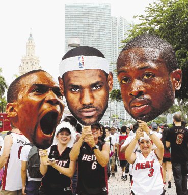 Fiestón en Miami. Tres seguidores del Heat de Miami, celebraron con pancartas con las caras de las tres estrellas del equipo de Florida: LeBron James, Dwyane Wade y Chris Bosh. EFE.