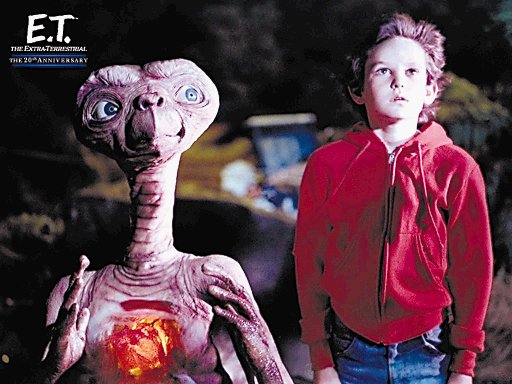 Guías de televisión. E.T. Un pequeño ser de otro planeta se queda abandonado en la Tierra cuando su nave, al emprender el regreso, se olvida de él. Está solo y tiene miedo, pero se hará amigo de un niño.