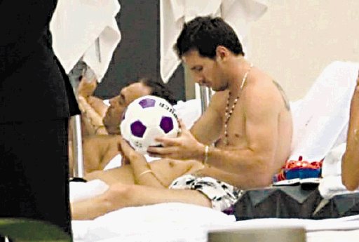  Messi disfrutó en la playa. Ni en vacaciones Lionel Messi se despega de la pelota.Internet.