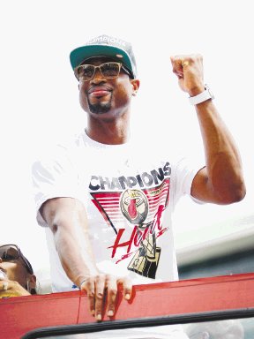  Wade se perderá Londres. Dwayne Wade celebró la semana anterior el títullo de la NBA que ganó con los Heat.AFP.