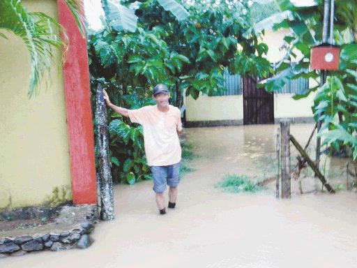 Lluvia inundó 10 casas en Quepos. En el Pacífico. Mario Guevara.