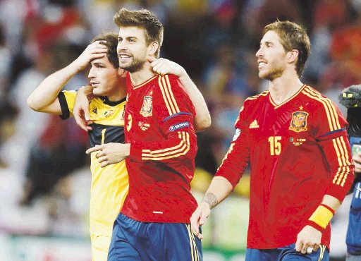  Seis españoles no han salido del campo. Iker Casillas, Gerard Piqué y Sergio Ramos son tres de los inamovibles de Vicente Del Bosque en esta Eurocopa. EfE.