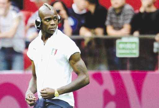 Balotelli enloqueció por el balón Conozca la historia del jugador que tiene a Italia en la cumbre del fútbol europeo