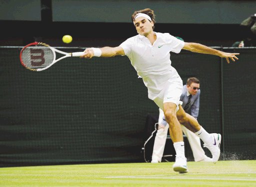  El gran Roger sufrió. Un claro gesto de esfuerzo de Roger Federer ayer en Wimbledon.EFE.