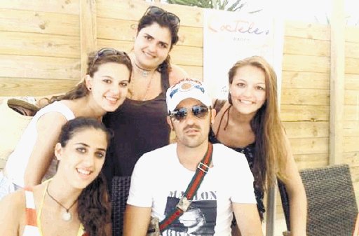  Villa se fue a Ibiza. Villa y su familia.