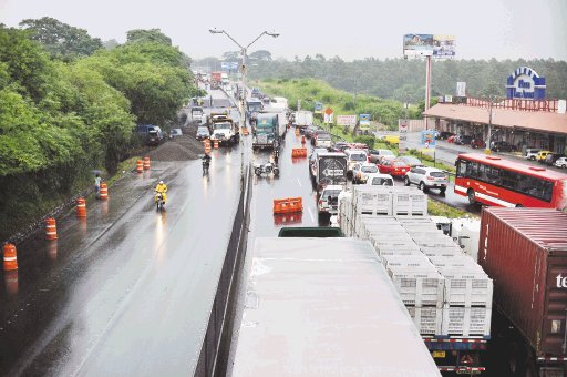  Lluvia retrasa finalización de puentes bailey en autopista Se espera que este domingo quede habilitado el paso por ellos