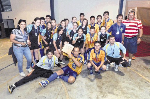  Fueron los justos monarcas. Con llantos y gritos ambas instituciones alzaron el trofeo como campeones del Fútbol Sala Estudiantil. Carlos Borbón.