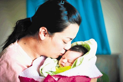  “Mi jefa también nació en un año bisiesto”. Alejandra y su hija Ariela. Ayer nacieron 10 bebés en el hospital México. Maylin Aguilera.