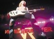 Duff McKagan. El bajo que utiliza es un Fender Jazz Bass Special blanco-perla, es el que ha usado en todas sus grabaciones, incluso se lanzó una edición especial de éste.