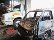 Carros quemados y casa en peligro. El fuego arrasó con los vehículos. Carlos Hernández.