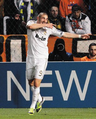 Sólo era cuestión de tiempo.... Benzema marcó un doblete del Real Madrid en Chipre.AP.