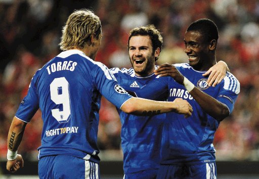Triunfo azul. Salomón Kalou celebra con sus compañeros el único gol del Chelsea. AP.