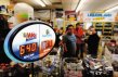Lotería acumuló premio récord. Una señal de muestra de la lotería Mega Millions cuando llevaba $640 ayer en Covina, California a unas horas de que se jugara. AFP.