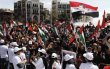 30 mueren en nueva ofensiva. Varios sirios y palestinos ondean banderas y muestran fotos del presidente sirio Bachar al Asad mientras gritan eslóganes contra Israel, en una manifestación en la plaza Sabe Bahrat de Damasco, ayer en Siria. EFE.