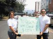  Canal 9 salió a protestar. Los periodustas Melissa Umaña y Juan Diego López hicieron una pancarta manifestando su sentir. Cortesía.