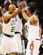 Celtics y 76ers se ponen arriba. Los Celtics tomaron la manija de su serie y superan 2-1 a los Hawks. Allen (d) celebró con su compañero Rajon Rondo. EFE.