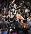  Camp Nou despidió a Pep. Los jugadores del Barcelona “mantearon” a su estratega tras finalizar el encuentro donde le ganaron al Espanyol.EFE.