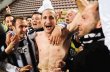  Juventus volvió a reinar. Chielini, defensa de la Juventus, celebró a lo grande la obtención del título, con la afición del famoso club de TurínAP