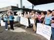  Protestan por afectación. Varias mujeres vecinas de Grecia pidieron ayer la salida del director del centro médico, Róger Fernández. Alejandra Bogantes.