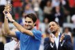  “Regresar y ganar es el mejor escenario”. Federer muestra el trofeo de campeón del Master 1.000 de Madrid ante la presencia del actor estadounidense Will Smith. EFE.