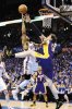  Un trueno fulminó a los Lakers. Paul Gasol no pudo detener la ofensiva de los Thunder.AFP.