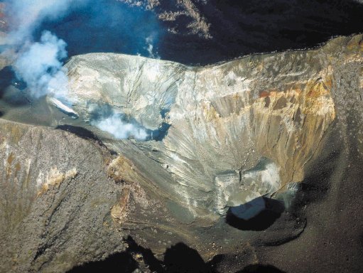  Volcán rompe marca de calor Fumarola del Turrialba
