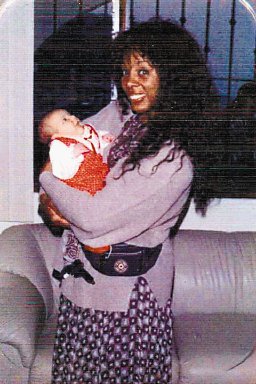  “Donna Summer era una mujer encantadora”. En 1994 Donna vino y se tomó una foto con la hija de Viviana Muñoz en la casa de su marido en San Carlos. Cortesía