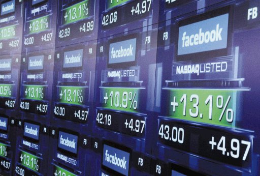  Facebook entra en la bolsa. La empresa se valoró en más de $100 mil. AP.