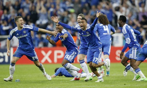 Chelsea conquista en los penales su primera Liga de Campeones. Los ingleses celebran en grande su campeonato. AP.