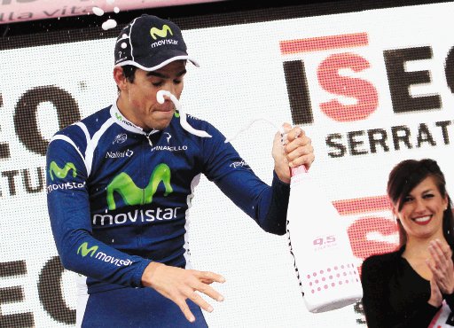 Amador: “era un sueño de la infancia”. Andrey destapó el champagne en el podio y celebró su histórico primer lugar ante las cámaras y público presente en el Giro. AfP.