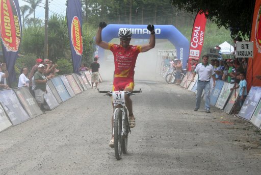 Deiber Esquivel gana IV etapa Endurance en Juan Viñas. Esquivel en la meta. Cortesía.