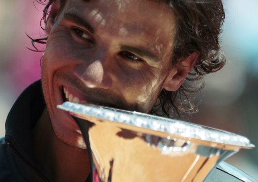 Nadal vence Djokovic en la final del Masters de Roma. Rafael Nadal con su trofeo. AP.