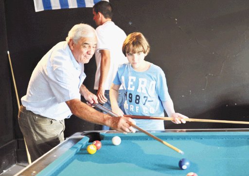  Odir bueno para el pool. Odir le enseñó a su nieto cómo agarrar el taco.Meylin Aguilera.